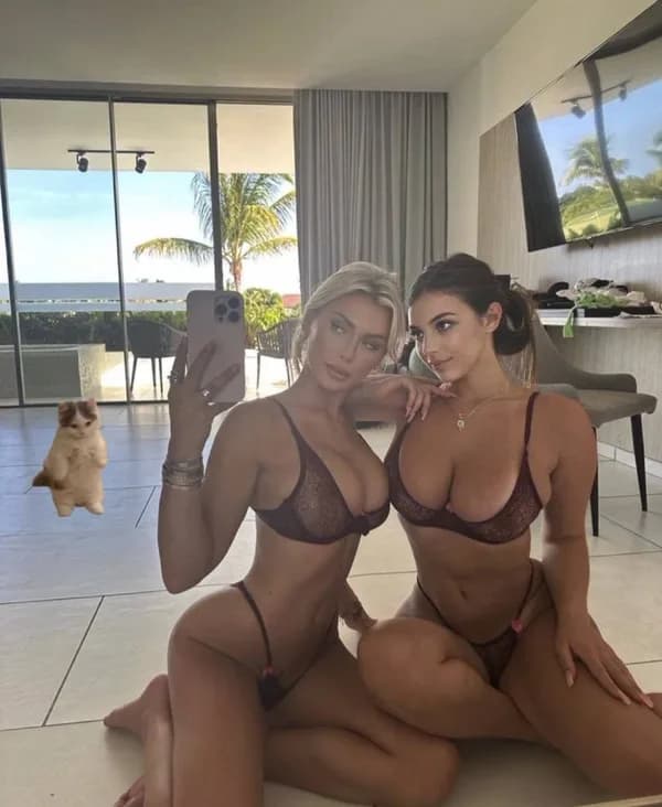 blonde boobs tits gyatt sexy girl nsfw brunette selfie